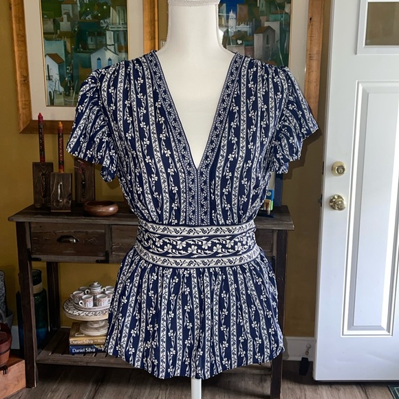 NWT - Max Studio - Crepe V Neck Flutter Sleeve Peplum Blouse - M - Picture 3 of 9